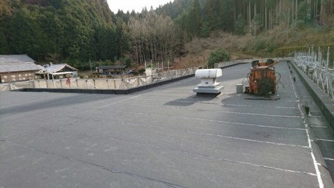 伊賀市 博要地区市民センター大規模改修工事 屋上アスファルト防水・ウレタン塗膜防水施工途中